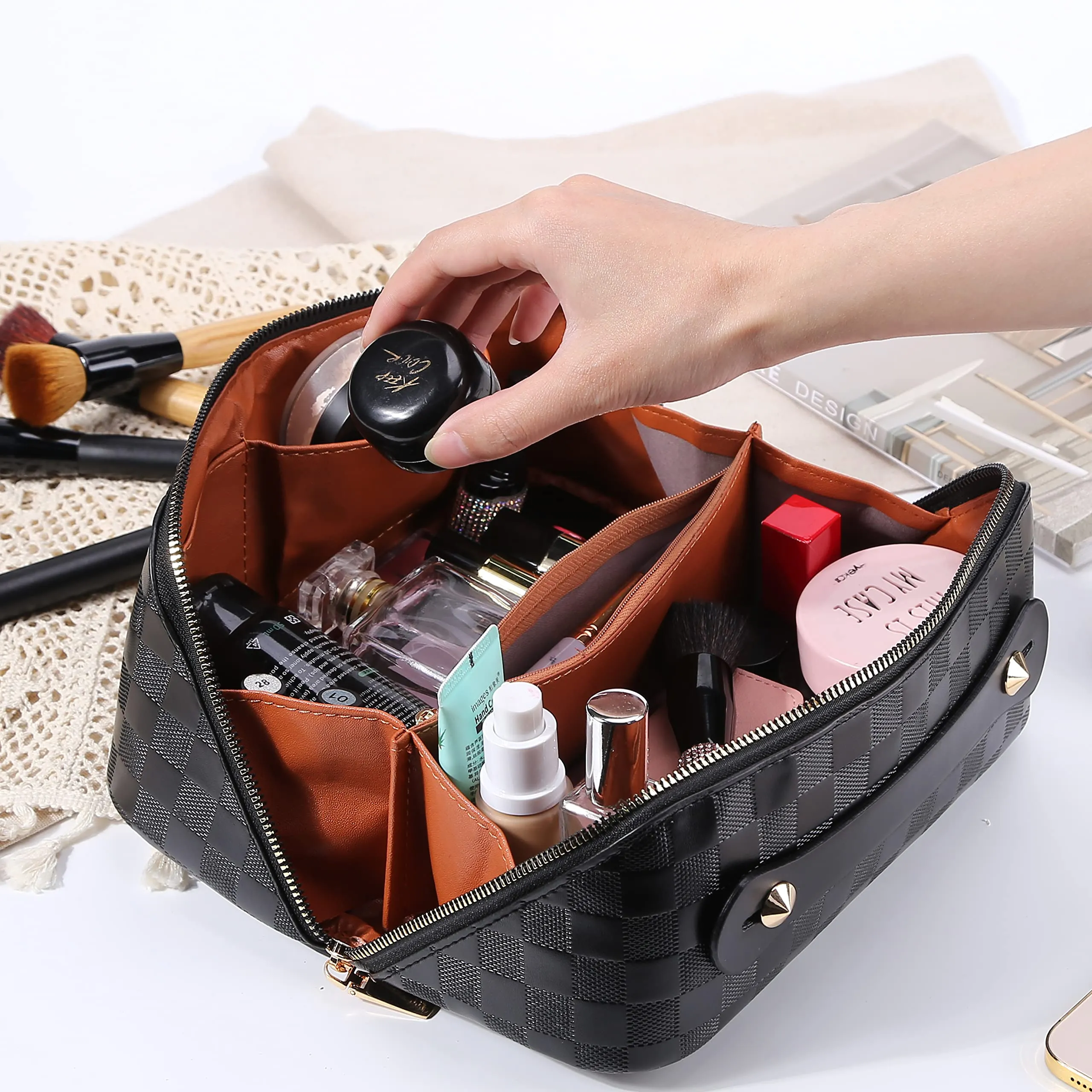 Large Capacity Travel Cosmetic Bag Plaid Checkered Makeup Bag Portable Leather Waterproof Skincare Bag with Handle and Divider for Women 01-Black