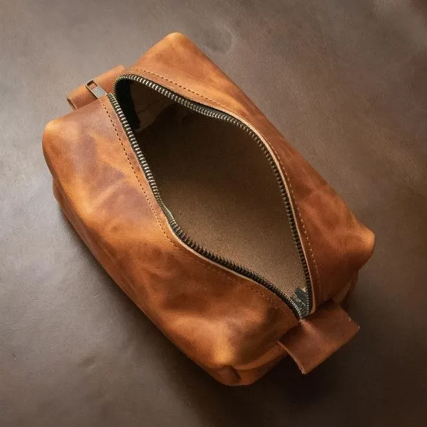 LEATHER TOILETRY BAG - ENGLISH TAN