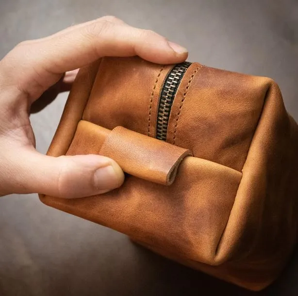 LEATHER TOILETRY BAG - ENGLISH TAN