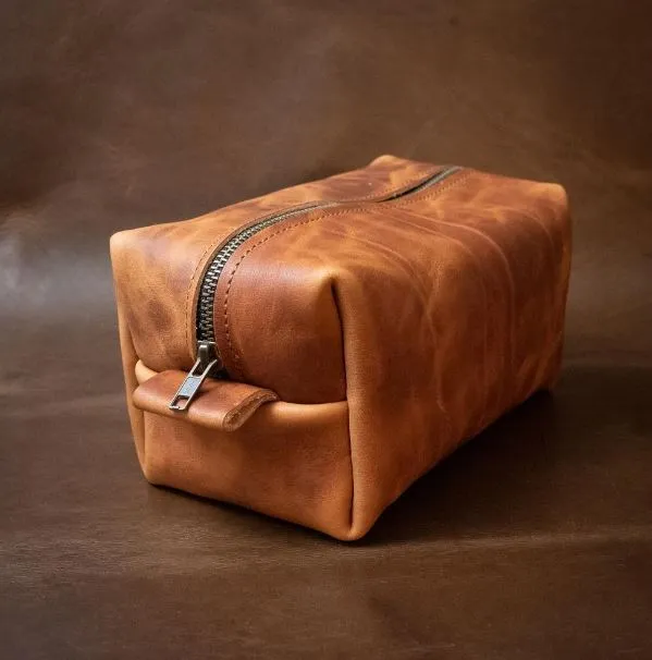 LEATHER TOILETRY BAG - ENGLISH TAN