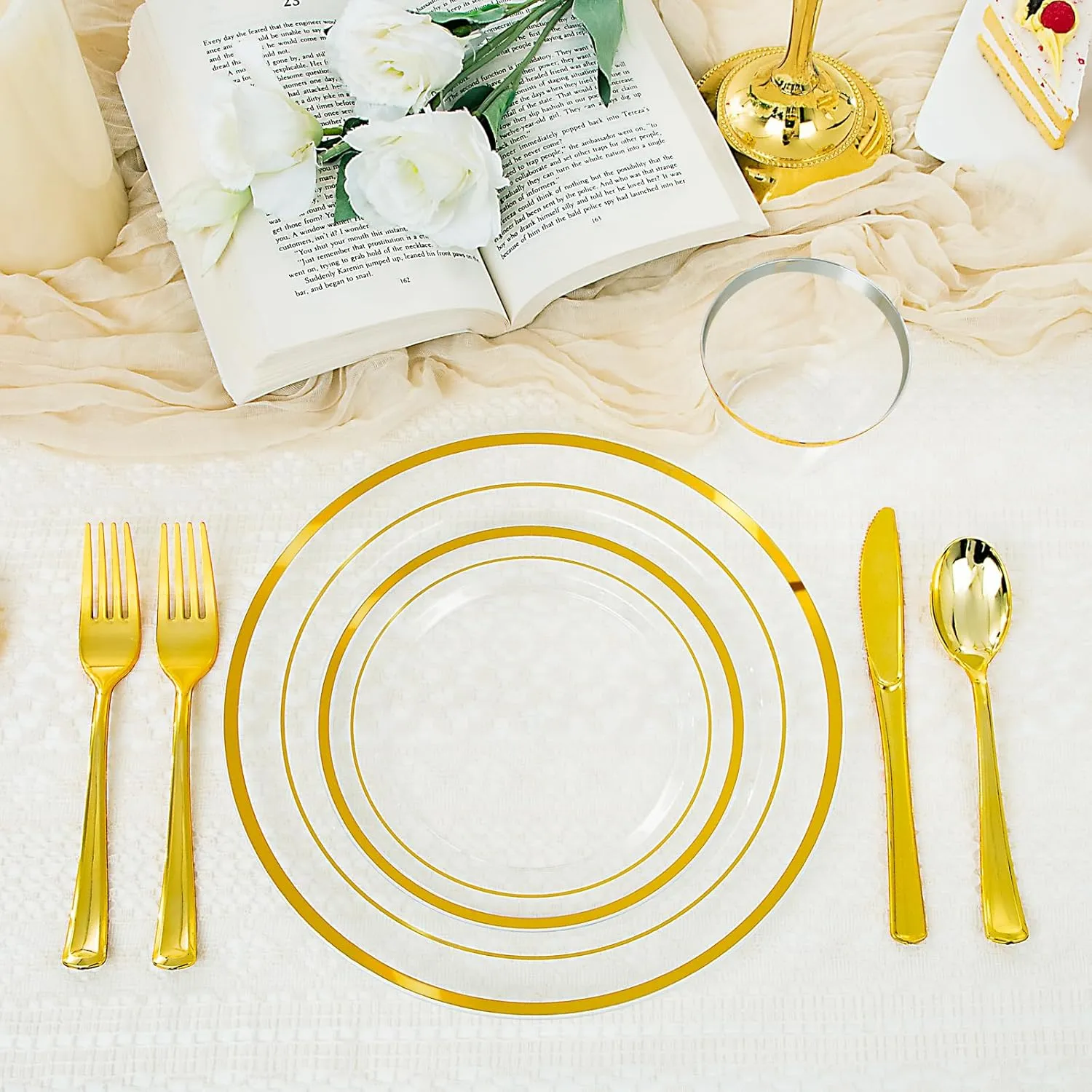 WELLIFE 600 PCS Clear Gold Disposable Dinnerware Set for 100 Guests, Clear and Gold Plastic Plates, Gold rimmed Plastic Dinner & Salad Plates,Cups,Silverware Set for Wedding and Easter Events